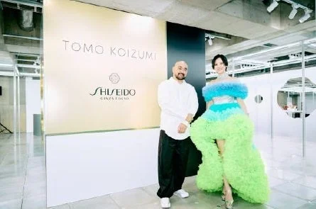 TOMO KOIZUMI氏とドレス