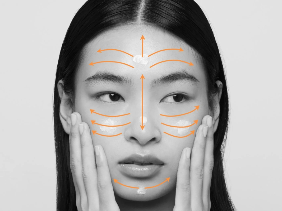 下地を顔全体に薄く均一に塗るイメージ