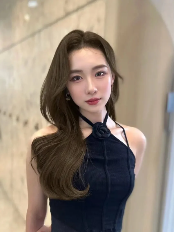 茶色のロングヘアの若い女性