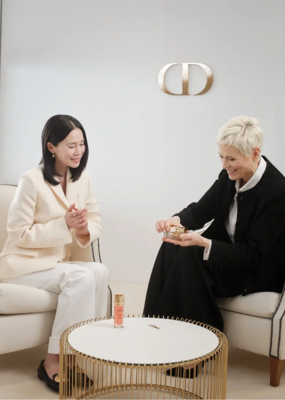 対談する中谷美紀氏とディオール関係者