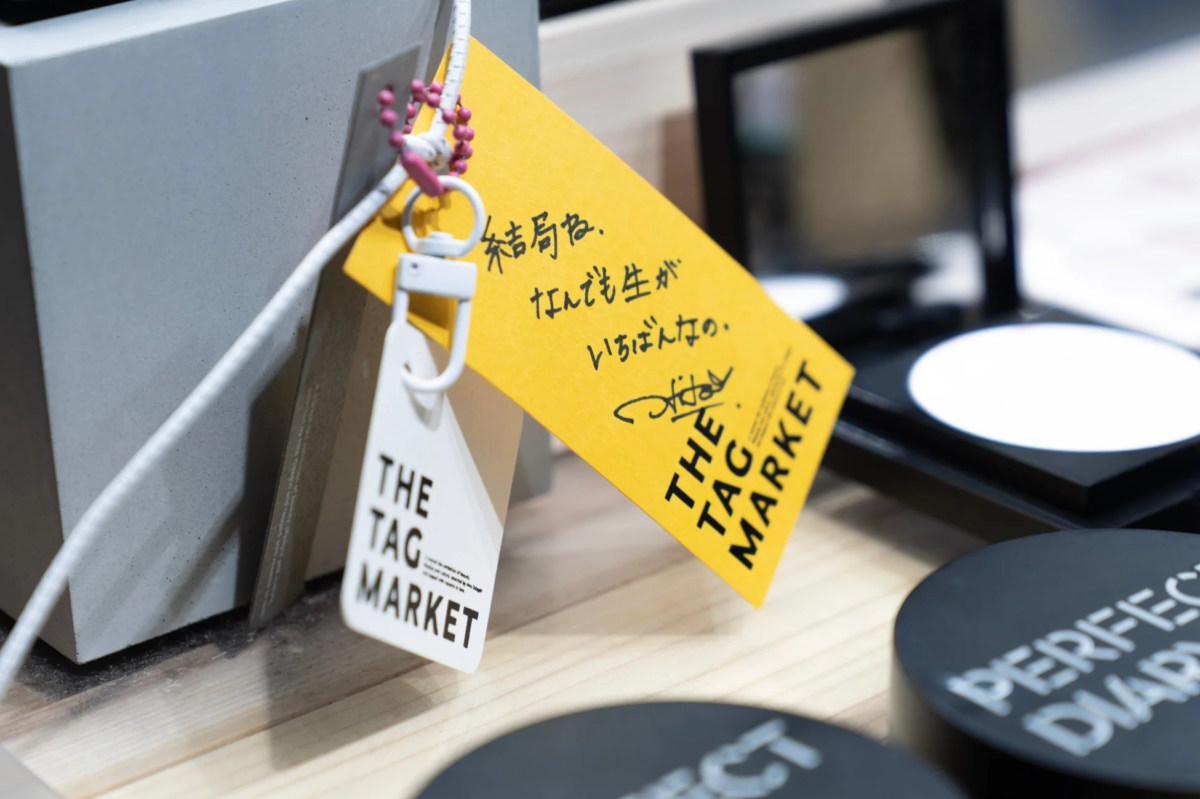 「THE TAG MARKET」の文字とコスメが並ぶ店舗ディスプレイ