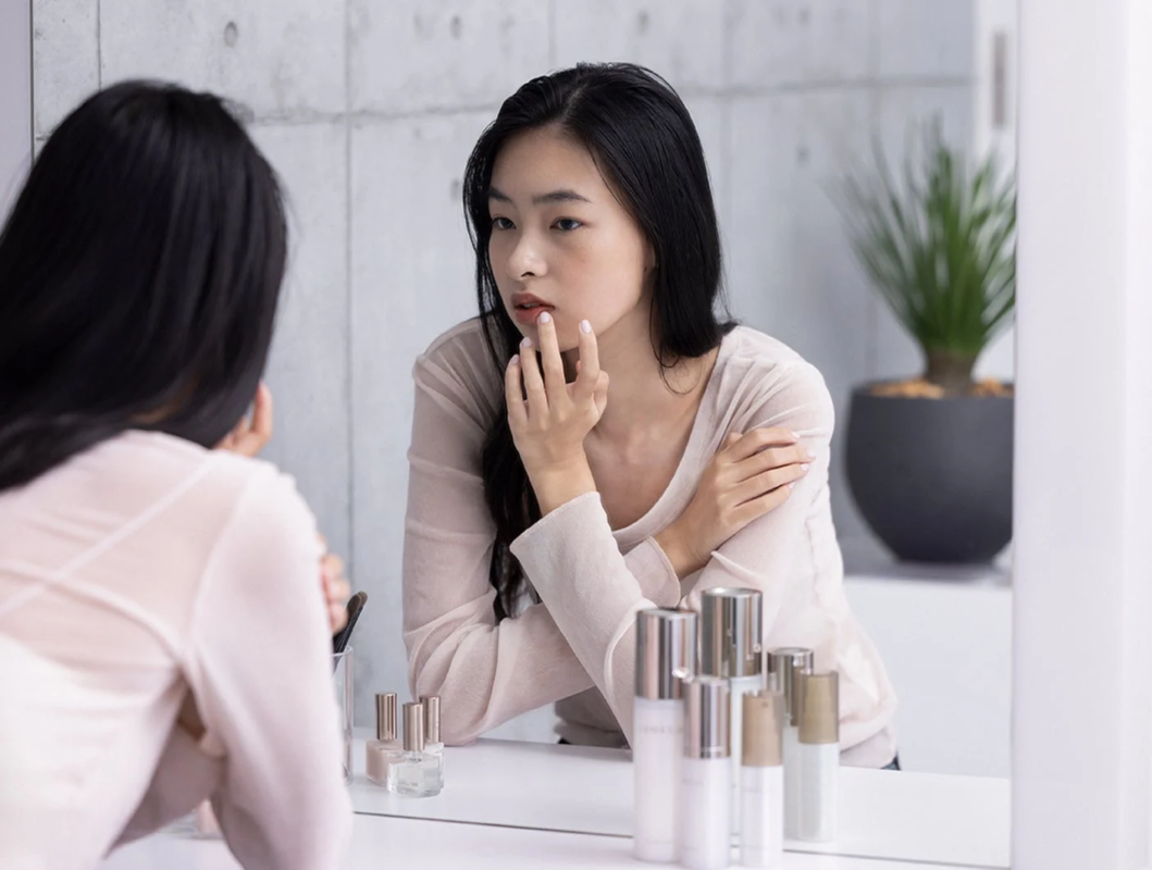 鏡で仕上がりを確認する女性