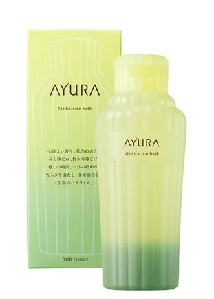 The bottle and package of AYURA's 'Meditation bath' bath essence. This bath product offers an end-of-day moment of healing and bliss with a pleasant fragrance and milky-white water. It features a green gradient.