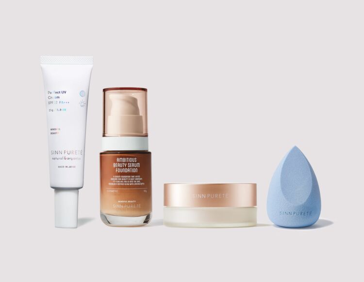 UVクリーム、ファンデーション、パウダー、水色のメイクスポンジが並ぶベースメイクセット