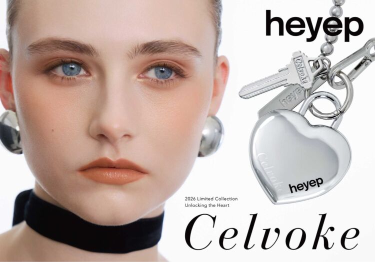 シルバーのハート型チャームを持つモデルと、Celvokeとheyepのロゴが入ったビジュアル