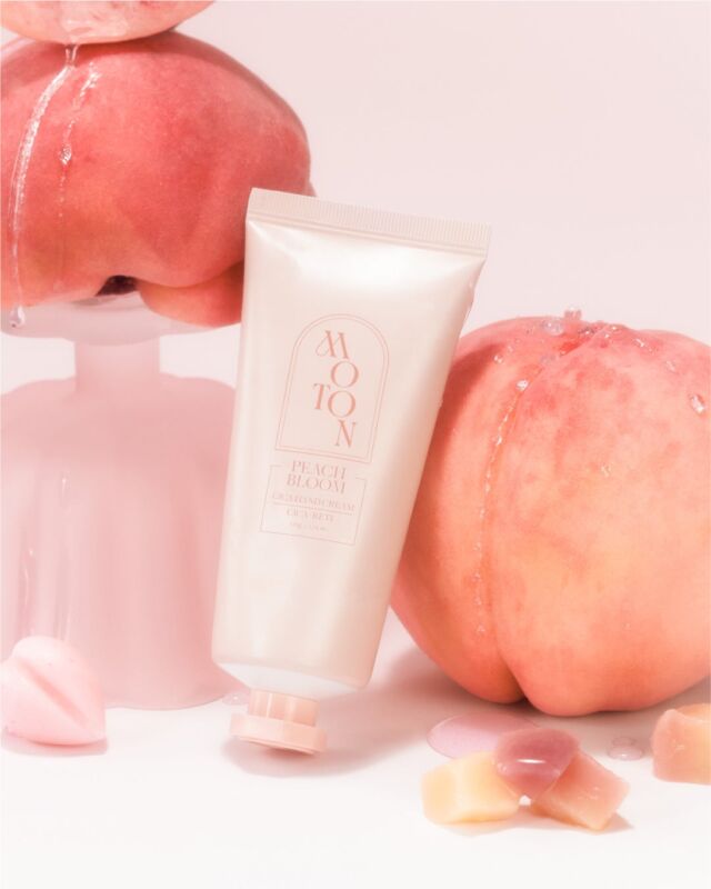 桃とピンクの小物に囲まれた、MOTON シルクハンドクリーム PEACH BLOOMの香り