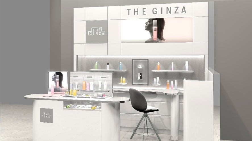 白を基調にしたカウンターと、THE GINZAのロゴを掲げた壁面の棚。手前にスツールが置かれている