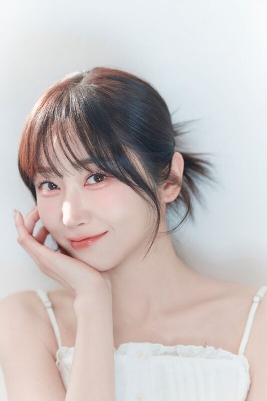 白いトップスを着て頬に手を添える、美容クリエイターNanaさん