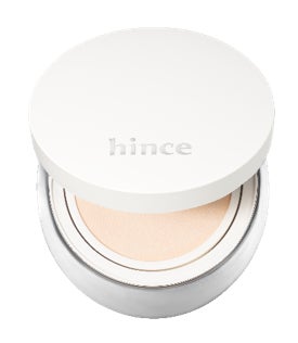 ふたを開けた、白いコンパクトのhinceのクッションファンデーション