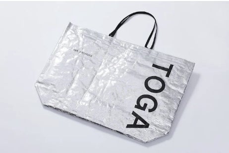 銀色のクシャッとした質感の素材に、TOGAのロゴが入った限定ショッパー
