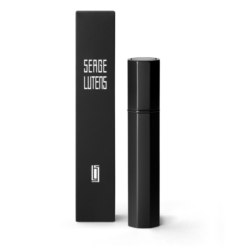 黒い箱と、黒いブランド特製アトマイザー（7.5mL）