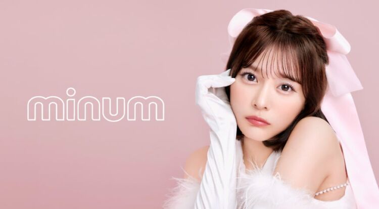 ピンクのリボンをつけた女性モデルと、minumのロゴのビジュアル