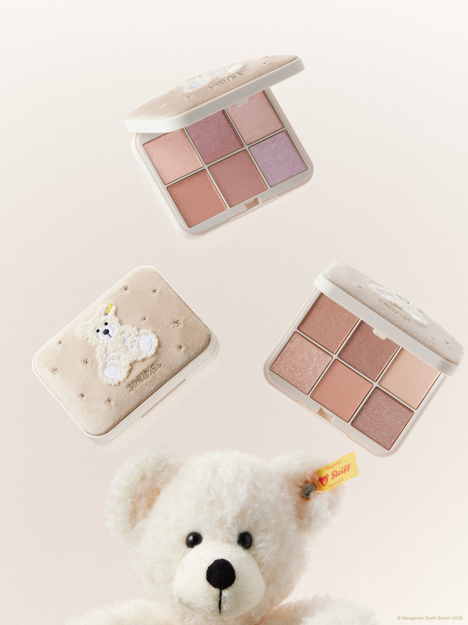 ベージュのアイシャドウパレット2個とテディベアのぬいぐるみを並べた、SNIDEL BEAUTYとSteiffのビジュアル
