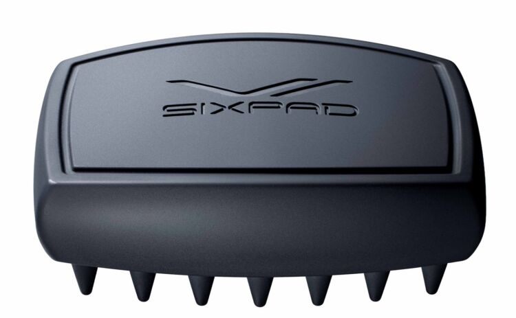 黒いSIXPAD スカルプケアブラシ。多数のピンが並ぶ
