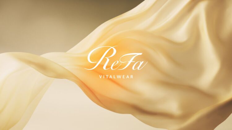 クリーム色の布が揺れる背景に、ReFa VITALWEARのロゴを置いたビジュアル