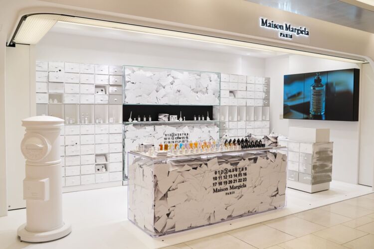 白い郵便ポストと白い什器が並ぶ、GINZA SIXのメゾン マルジェラ フレグランス コンセプトストア