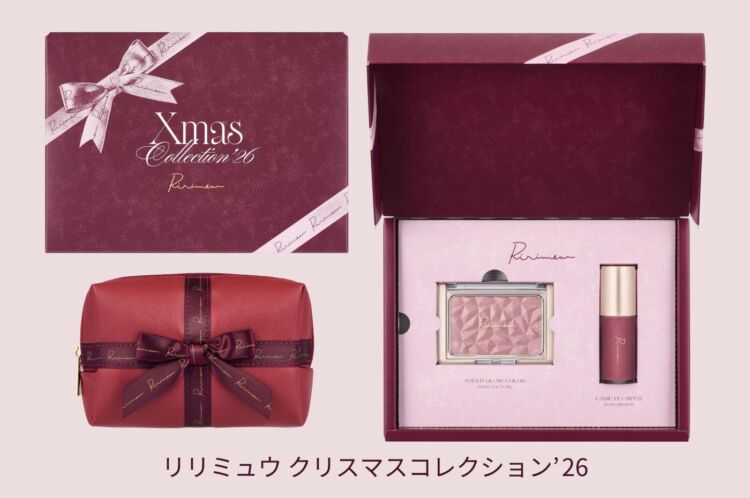 ボルドー色のBOXと、リボン柄のポーチ、ラメプランパー、ハイライトチークが並ぶ様子