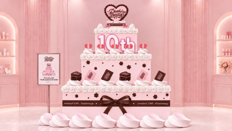 ピンク色の会場に置かれた、「10th」の文字が付いた大きなバースデーケーキ型のディスプレイ