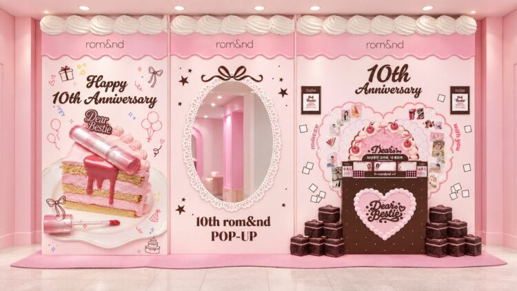 「Happy 10th Anniversary」の文字とミラーを配した、ピンク色のフォトゾーン