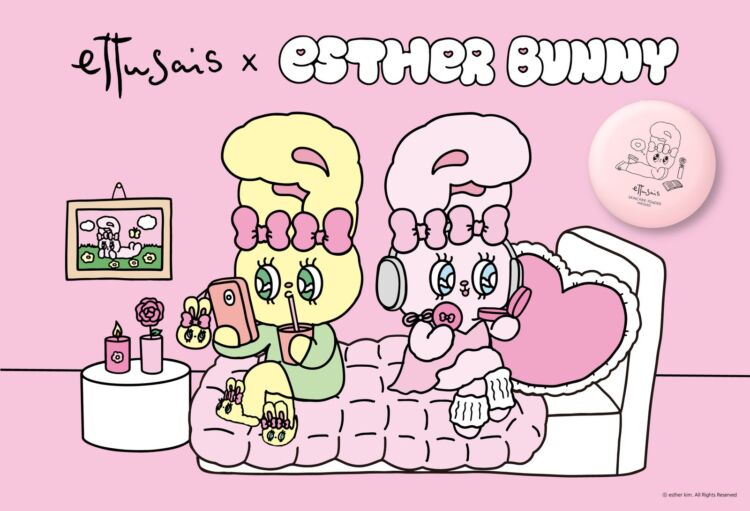 ソファでくつろぐエスターバニーと、エテュセ スキンケアパウダー(プレスト)のコンパクト