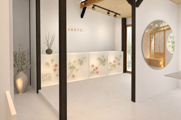 白い壁と木の柱、花の装飾がある、EKATO RITUAL HOUSEの会場イメージ