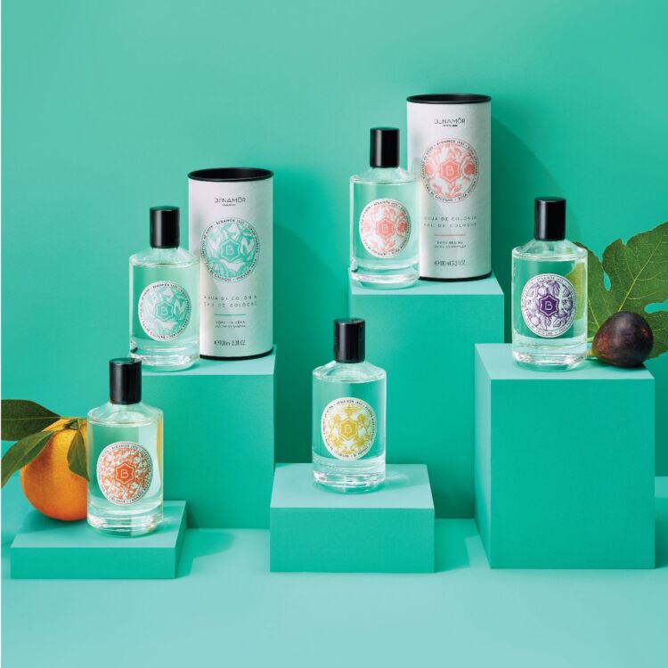 緑色の背景に、BOTANICAL COLOGNESの香水ボトルとパッケージを並べた写真