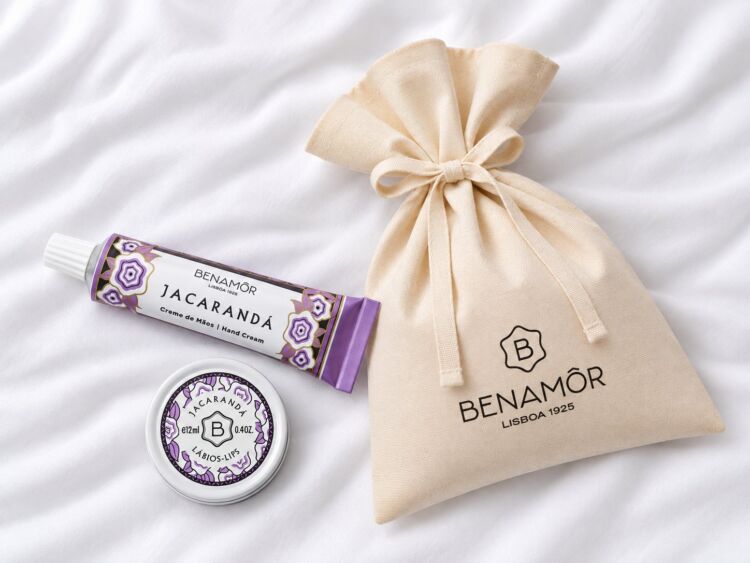 JACARANDÁのハンドクリームとリップバームを、Benamôrのロゴ入り巾着と並べた写真