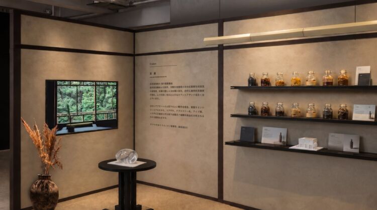 京都東山本店の雰囲気を再現した展示。棚に瓶が並び、モニターが置かれた壁面