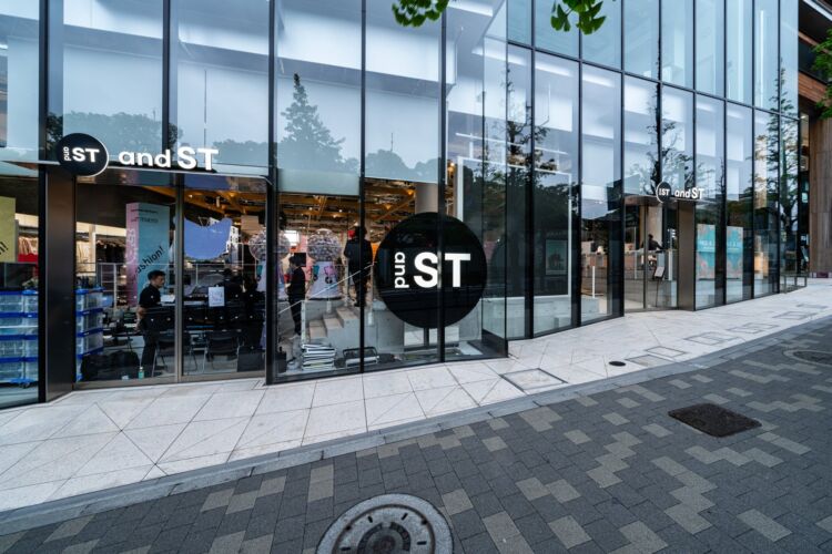 「and ST」の看板が掲げられたガラス張りの建物の外観