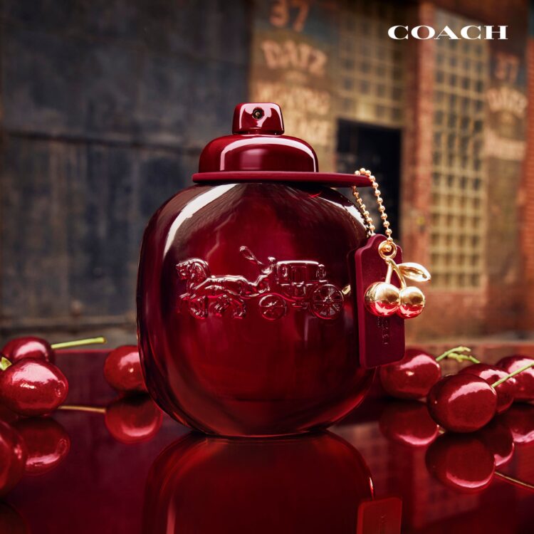 被樱桃环绕的红色瓶身。带有金色樱桃吊饰的Coach Cherry Parfum