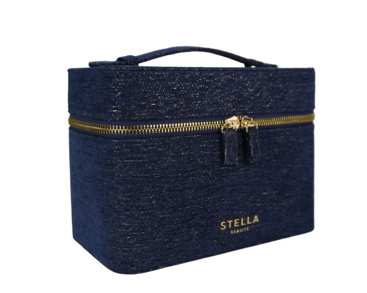 STELLA BEAUTEのロゴが入った紺色のスクエアバニティ