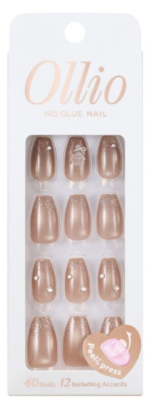 ネイルチップが並ぶ、Ollio ノーグルーネイルのパッケージ