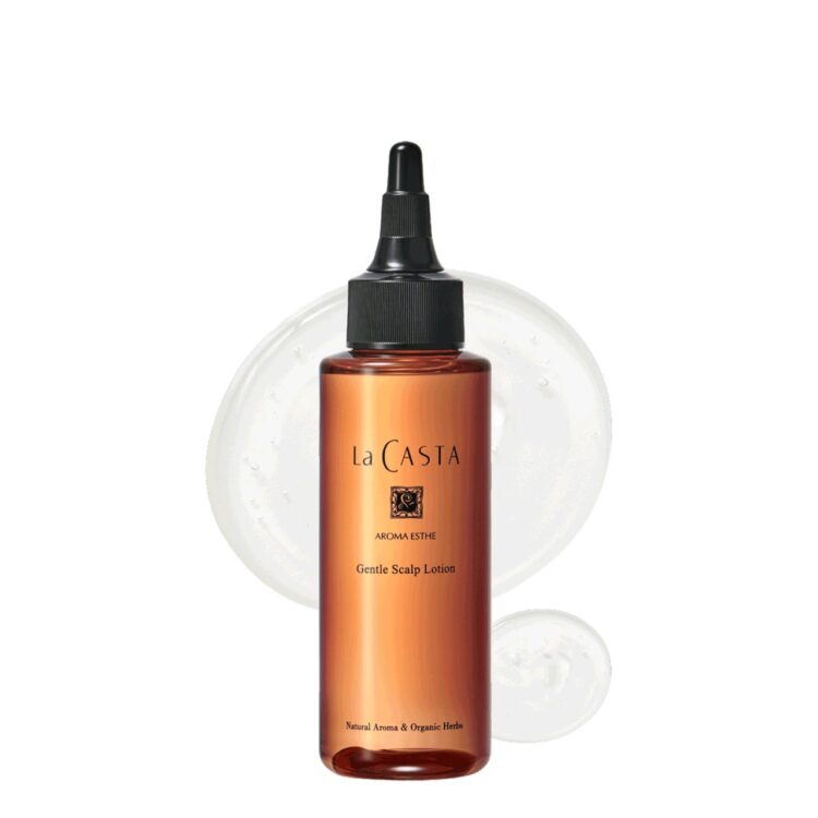 放在透明水滴上的La Casta芳香美容Gentle Scalp Lotion瓶身