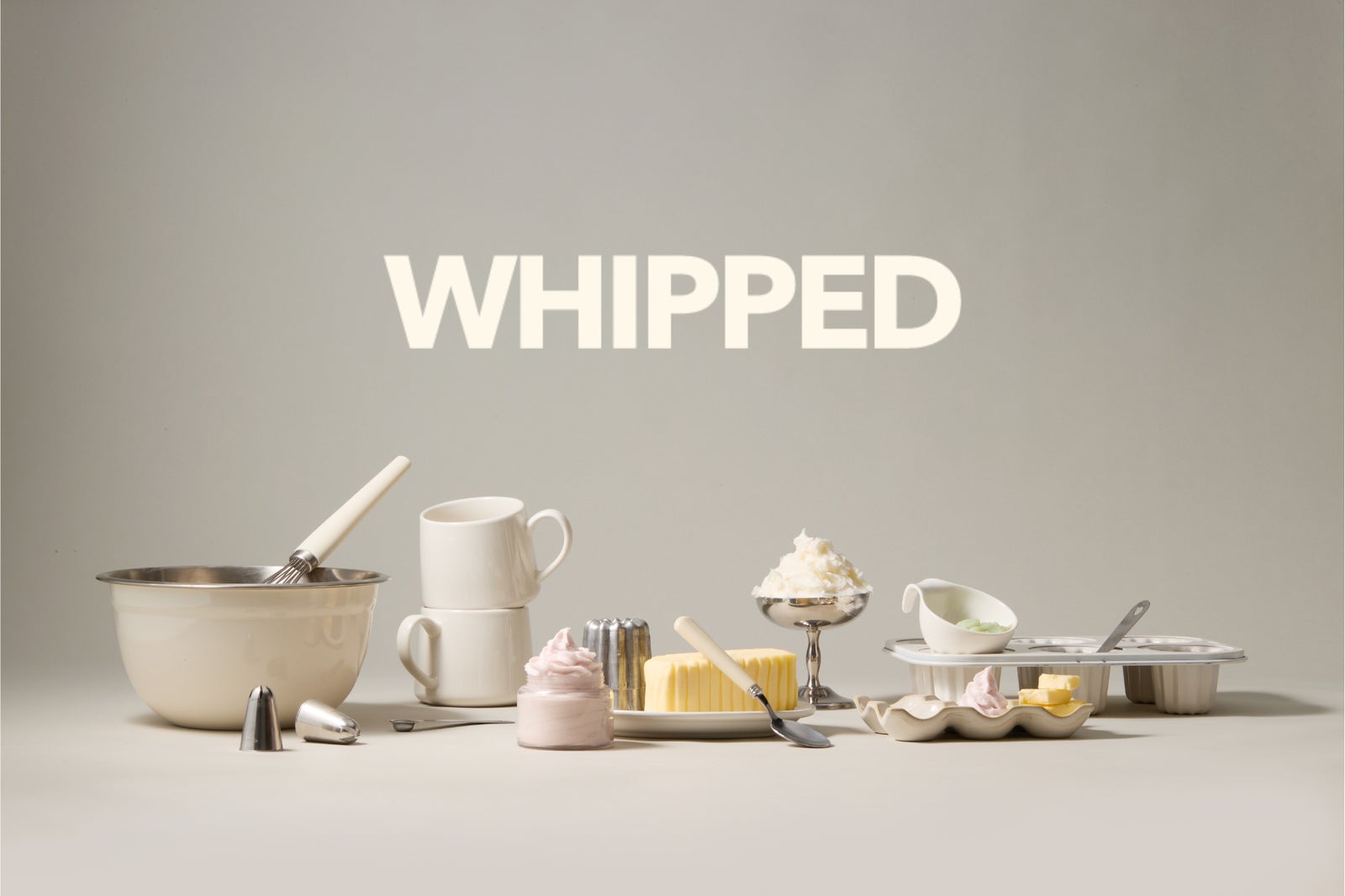 ボウルや泡立て器、バターなどのベーカリー道具の前にWHIPPEDのロゴが置かれたブランドビジュアル