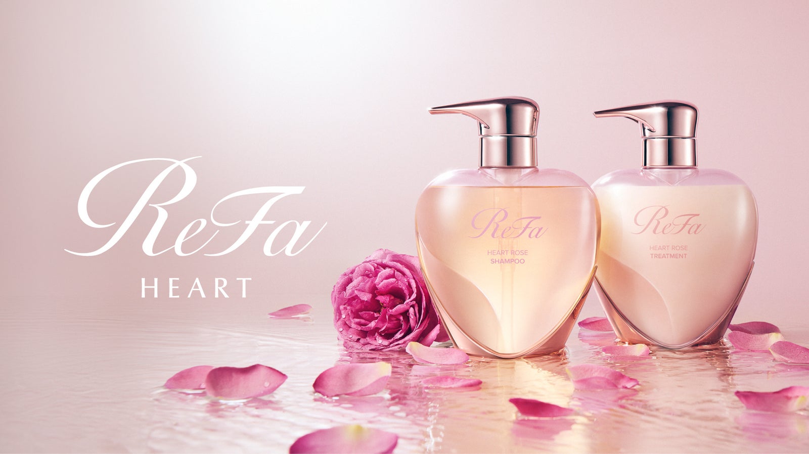 バラの花びらの上に置かれた、ReFa HEART ROSEのシャンプーとトリートメントのハート型ボトル