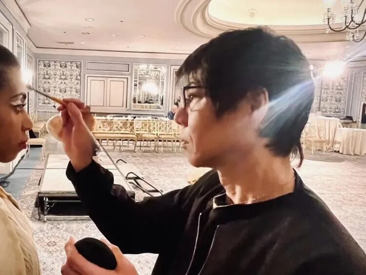 ピックアップゲストのHIROさんがメイクをしている様子