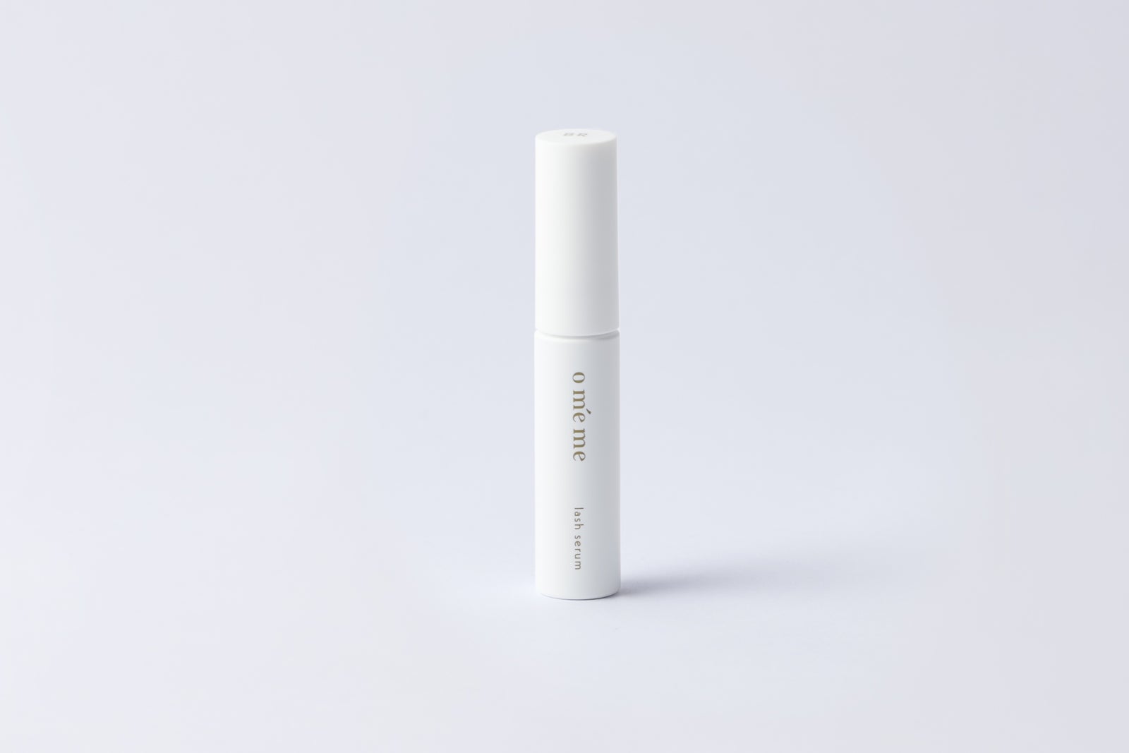 白いスリムなボトルに入った、oméme lash serum BRの商品イメージ