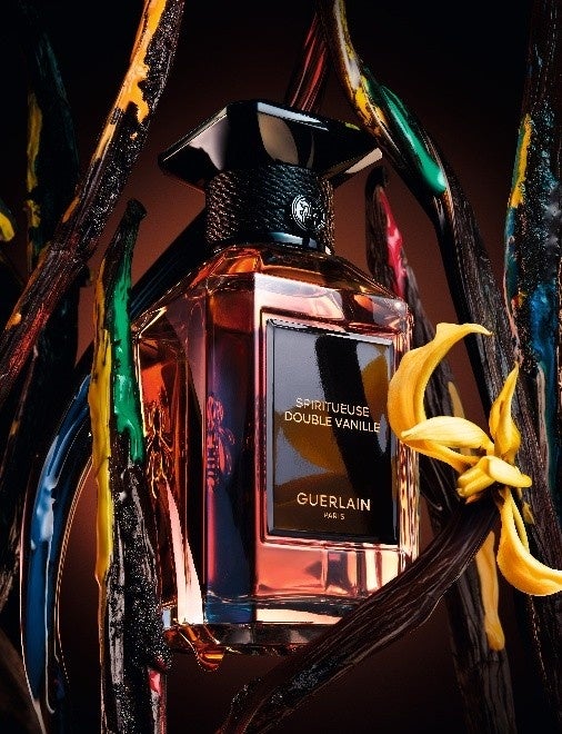 バニラの花と鞘に囲まれた、ゲランのフレグランスボトル