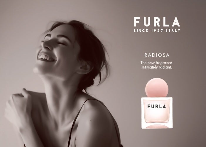笑顔の女性と、FURLA ラディオーサ オードパルファムのボトルを配したビジュアル