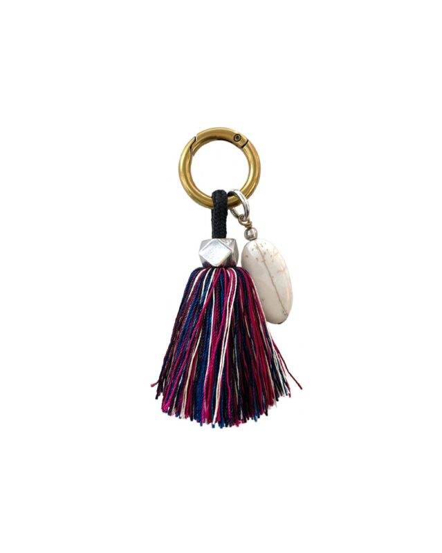 購入特典のPompomチャーム。カラフルなタッセルが付いたキーホルダー