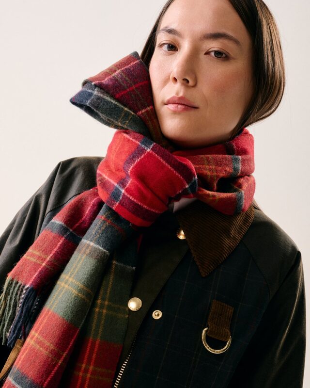 チェック柄マフラーとジャケットを着用したBarbourのモデル