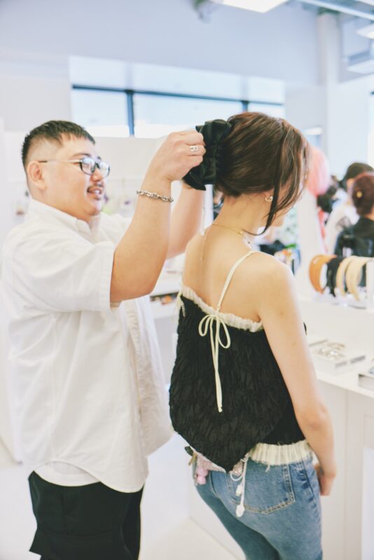 THE HAIR BAR TOKYOの店頭でヘアアレンジを行うスタッフ