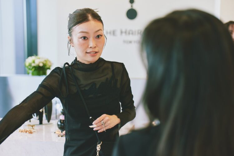 THE HAIR BAR TOKYOの店頭でヘアアクセサリーを提案するスタッフ