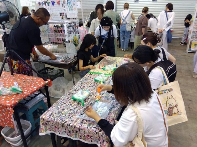 過去開催時に作品を見比べる来場者