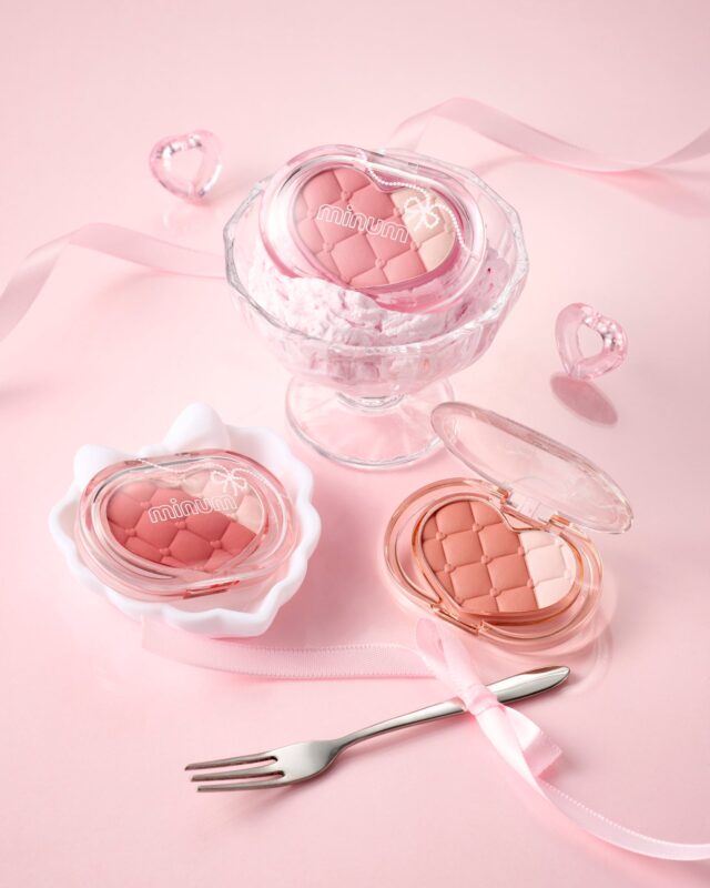 血色カラーとピンクホワイトを組み合わせたミニュム ラブデュアルチーク3色