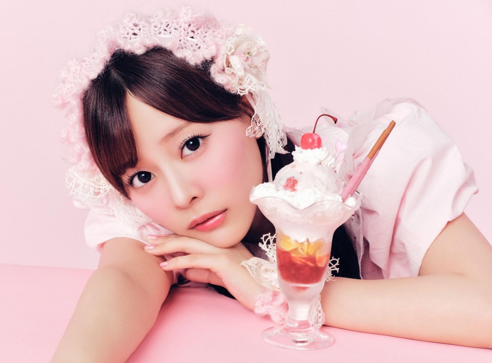 ピンクの背景とパフェを配したminum秋冬コレクションのモデルビジュアル