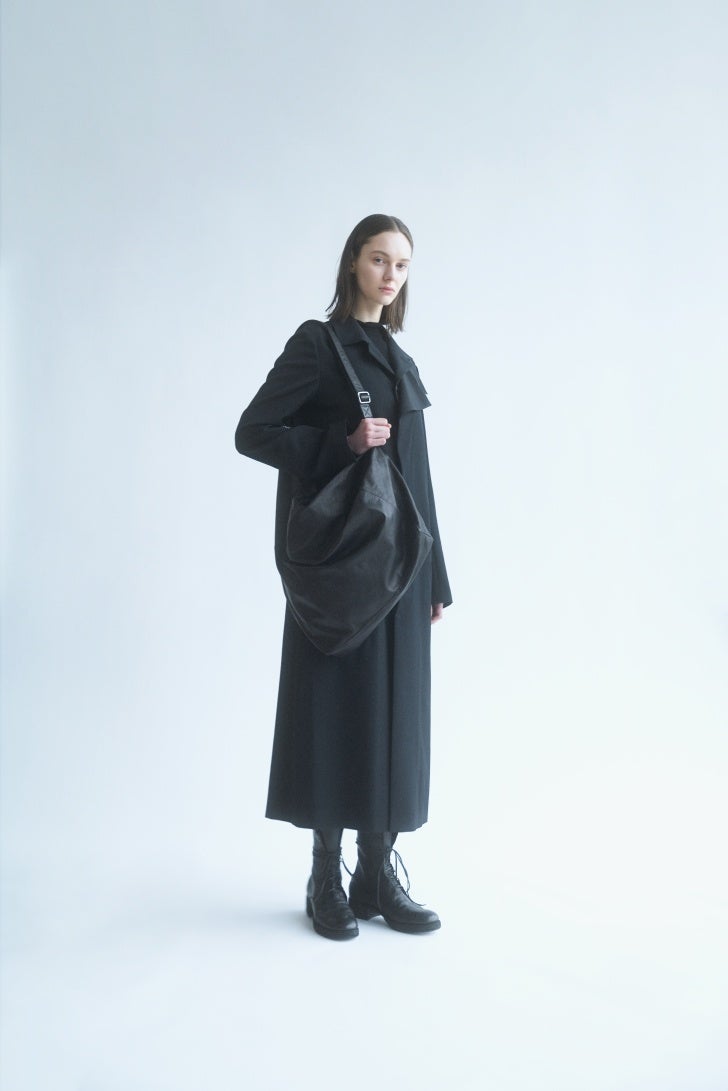 TRIANGLE PUFF SHOULDERを肩に掛けたモデル