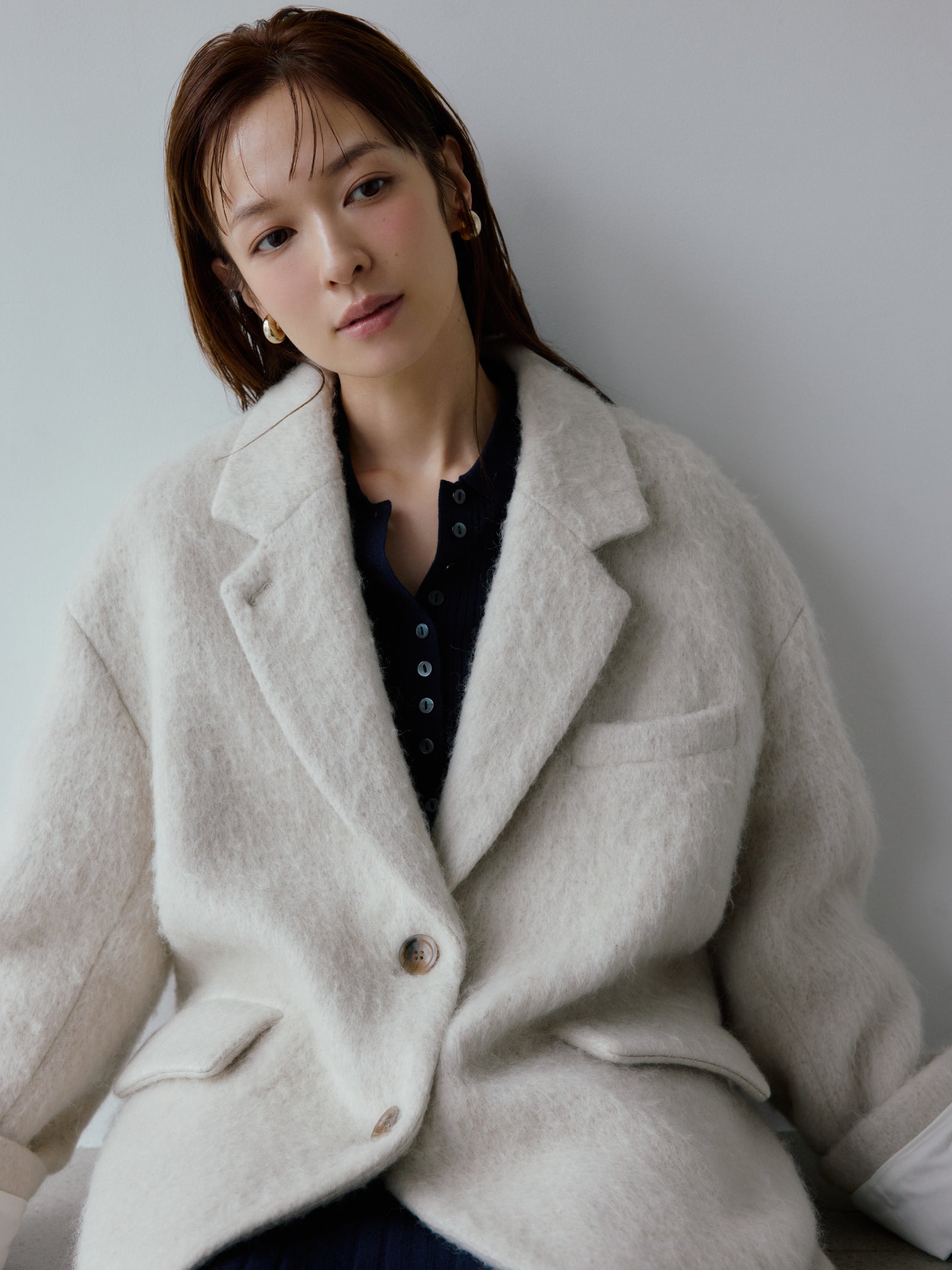 Mila Owenのベージュのジャケットを合わせた冬の装い