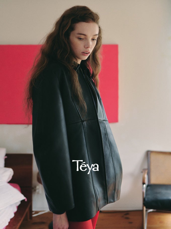 Téyaの秋冬コレクション、レザージャケットの着用例