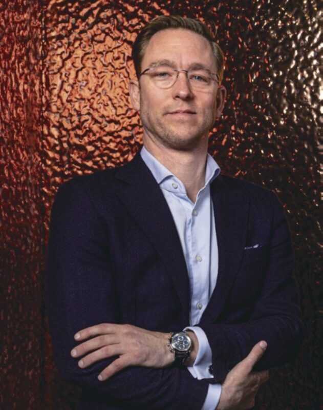 腕時計を着けたCVDKのCEO、ピム・コースラグ氏